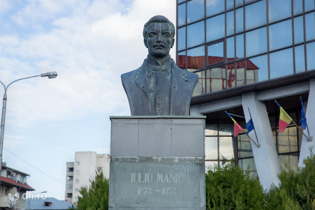 imagine-cu-bustul-lui-iuliu-maniu-din-zalau-judetul-salaj.jpg