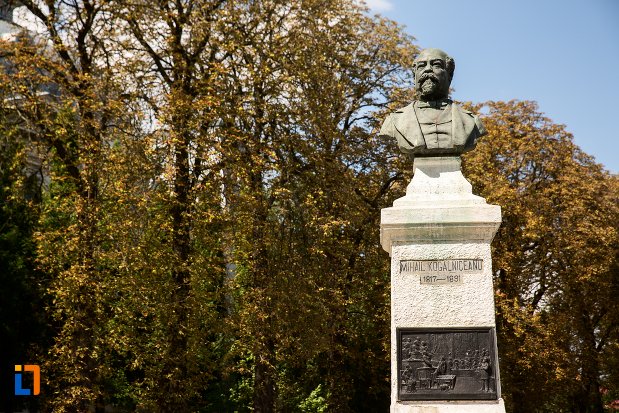 imagine-cu-bustul-lui-mihail-kogalniceanu-din-dorohoi-judetul-botosani.jpg