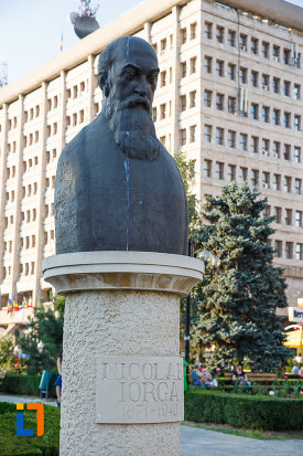 imagine-cu-bustul-lui-nicolae-iorga-din-ploiesti-judetul-prahova.jpg