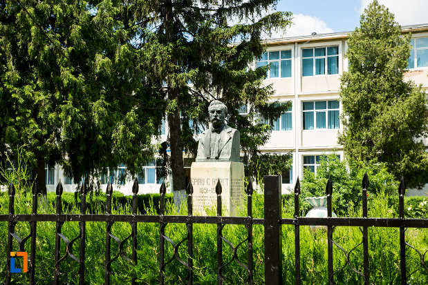 imagine-cu-bustul-lui-spiru-haret-din-tecuci-judetul-galati.jpg