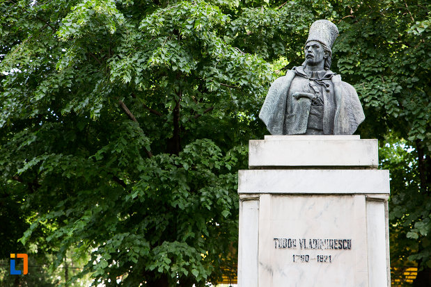 imagine-cu-bustul-lui-tudor-vladimirescu-din-targoviste-judetul-dambovita.jpg