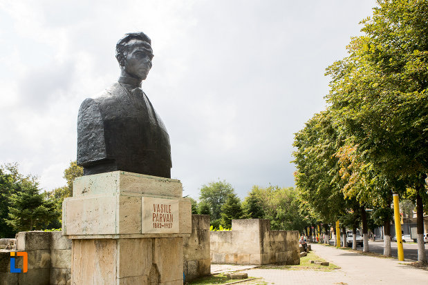 imagine-cu-bustul-lui-vasile-parvan-din-constanta-judetul-constanta.jpg