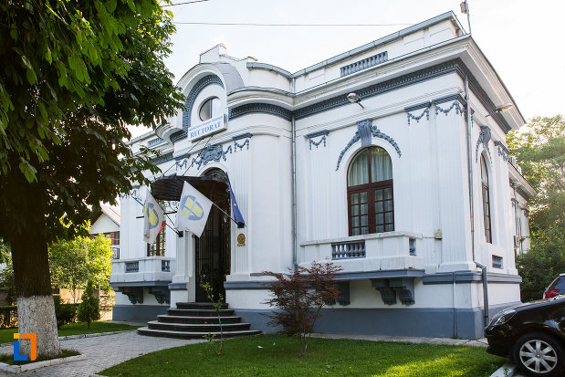 imagine-cu-casa-azi-rectoratul-universitatii-valahia-din-targoviste-judetul-dambovita.jpg