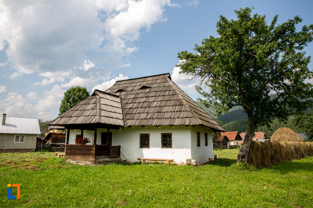 imagine-cu-casa-de-lemn-petru-cracana-din-campulung-moldovenesc-judetul-suceava.jpg