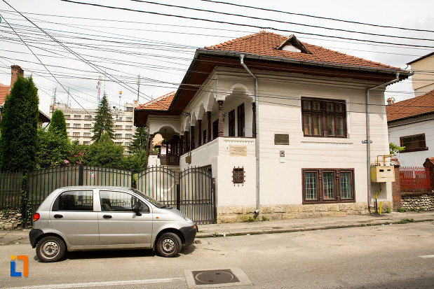 imagine-cu-casa-mamoriala-ic-parhon-din-campulung-muscel-judetul-arges.jpg