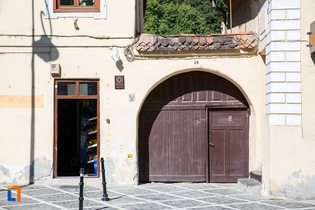 imagine-cu-casa-monument-istoric-din-brasov-judetul-brasov.jpg