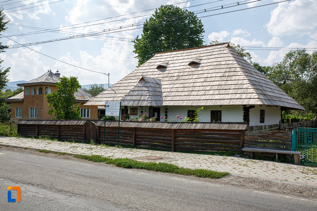imagine-cu-casa-muzeu-din-solca-judetul-suceava.jpg