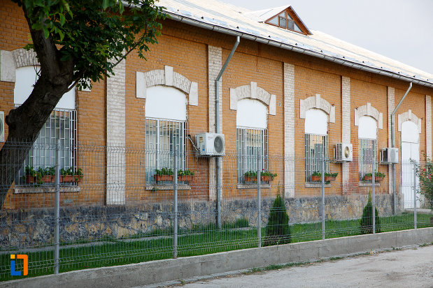 imagine-cu-cazarma-veche-din-turnu-magurele-judetul-teleorman-din-strada.jpg