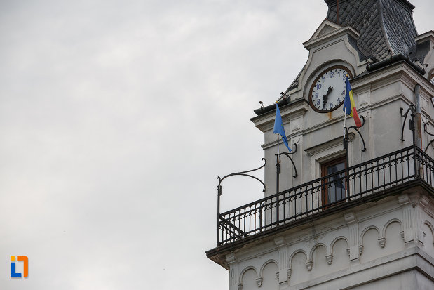 imagine-cu-ceasul-de-pe-cladirea-administrativa-a-orasului-azi-prefectura-si-consiliul-judetean-suceava.jpg