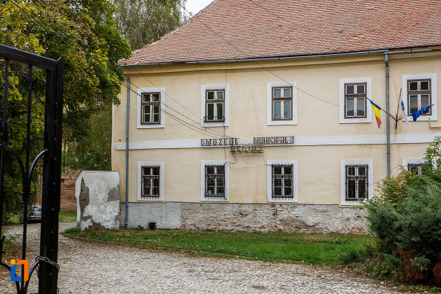 imagine-cu-claustrul-fostei-manastiri-franciscane-1815-azi-muzeul-municipal-din-medias-judetul-sibiu.jpg