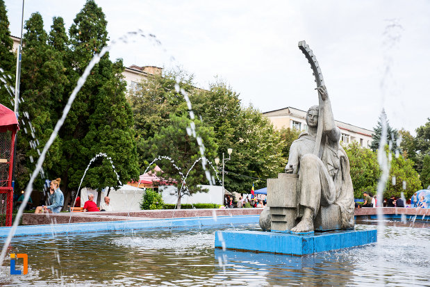 imagine-cu-femeia-cu-harpa-din-medgidia-judetul-constanta.jpg