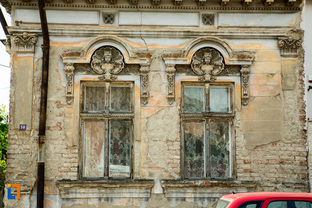 imagine-cu-ferestrele-de-la-casa-coravu-violeta-din-drobeta-turnu-severin-judetul-mehedinti.jpg