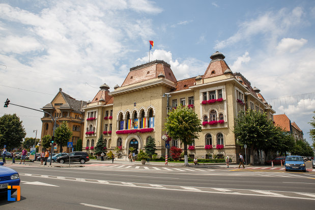 imagine-cu-fostul-palat-al-prefecturii-azi-primaria-din-targu-mures-judetul-mures.jpg