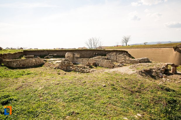 imagine-cu-locuintele-romane-din-alba-iulia-judetul-alba.jpg