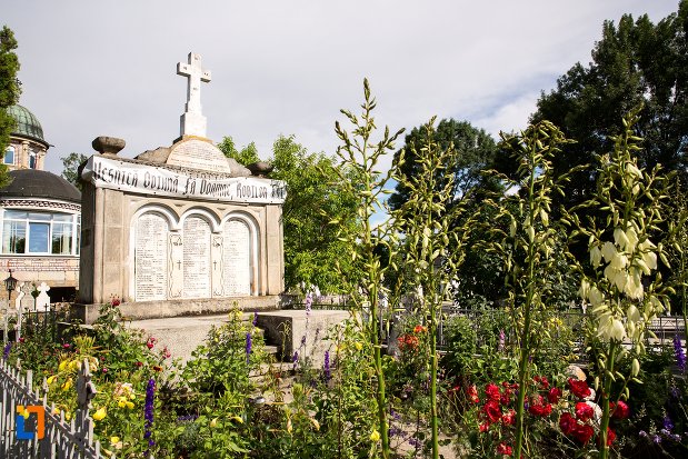 imagine-cu-monument-inchinat-tragediei-din-anul-1930-din-costesti-judetul-arges.jpg