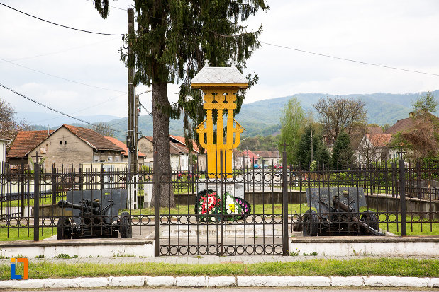 imagine-cu-monumentul-eroilor-din-otelu-rosu-judetul-crasa-severin.jpg
