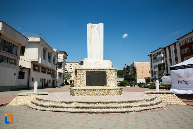 imagine-cu-monumentul-eroilor-din-topoloveni-judetul-arges.jpg