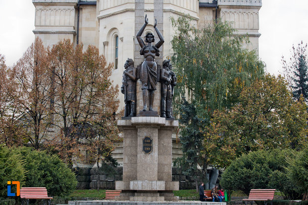imagine-cu-monumentul-glorie-ostasului-roman-din-cluj-napoca-judetul-cluj.jpg