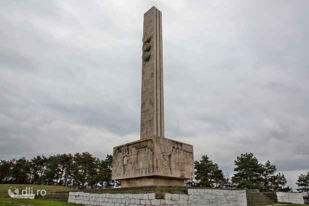 imagine-cu-monumentul-mihai-viteazul-din-guruslau-judetul-salaj.jpg