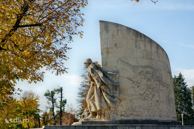 imagine-cu-monumentul-ostasului-romandin-baia-mare-judetul-maramures.jpg