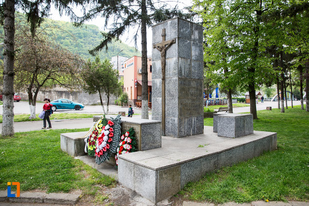 imagine-cu-monumentul-victimelor-deportarii-in-rusia-din-resita-judetul-caras-severin.jpg