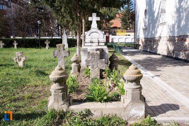 imagine-cu-mormant-din-cimitirul-bisericii-grecesti-bunavestire-din-alba-iulia-judetul-alba.jpg