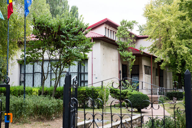 imagine-cu-muzeul-judetean-din-slobozia-judetul-ialomita-din-lateral.jpg