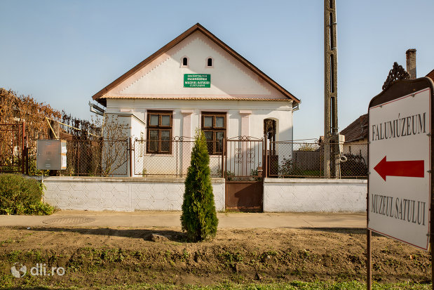 imagine-cu-muzeul-satului-din-curtuiseni-judetul-bihor.jpg