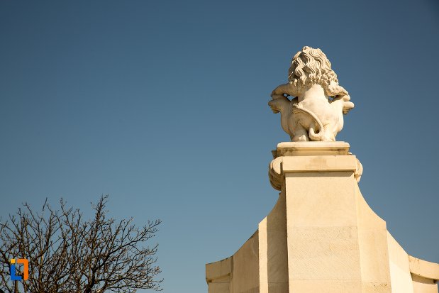 imagine-cu-ornament-de-pe-poarta-a-ii-a-a-cetatii-din-alba-iulia-judetul-alba.jpg