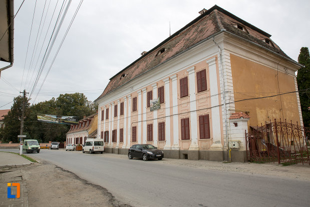 imagine-cu-palatul-de-vara-brukenthal-de-la-avrig-judetul-sibiu-dinspre-sosea.jpg