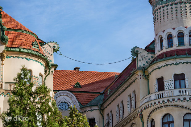 imagine-cu-palatul-vulturul-negru-din-oradea-judetul-bihor.jpg