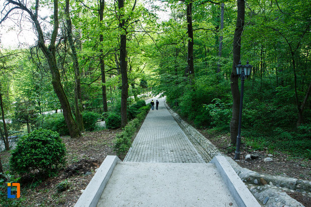 imagine-cu-promenada-traseul-inimilor-din-baile-govora-judetul-valcea.jpg
