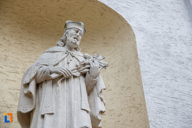imagine-cu-sculptura-de-la-biserica-romano-catolica-sf-ioan-nepomuc-din-suceava-judetul-suceava.jpg