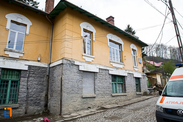 imagine-cu-spitalul-orasenesc-azi-casa-de-batrani-din-anina-judetul-caras-severin.jpg