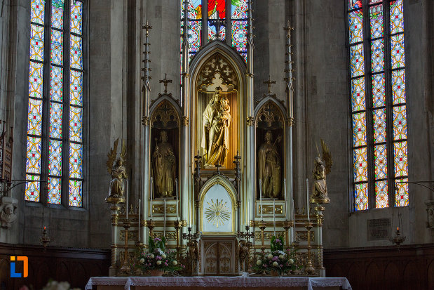 imagine-cu-statui-din-biserica-sfantul-mihail-din-cluj-napoca-judetul-cluj.jpg