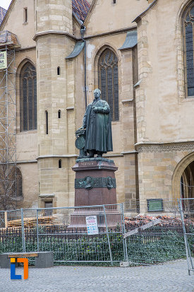 imagine-cu-statuia-episcopului-georg-daniel-teutsch-1899-din-sibiu-judetul-sibiu.jpg