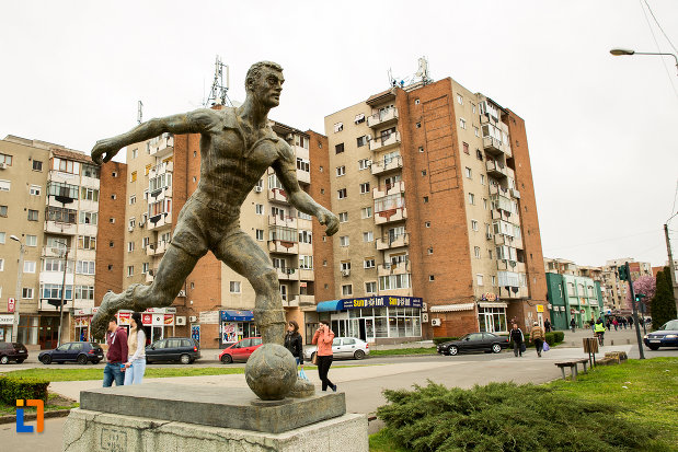 imagine-cu-statuia-fotbalistului-din-arad-judetul-arad.jpg