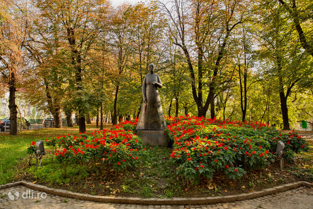 imagine-cu-statuia-lorantffy-zsuzsanna-din-oradea-judetul-bihor.jpg