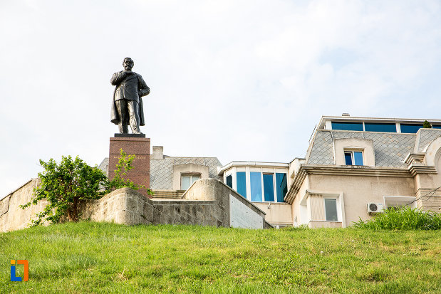 imagine-cu-statuia-lui-anghel-saligny-din-constanta-judetul-constanta.jpg