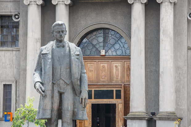 imagine-cu-statuia-lui-emil-a-dandea-din-targu-mures-judetul-mures.jpg