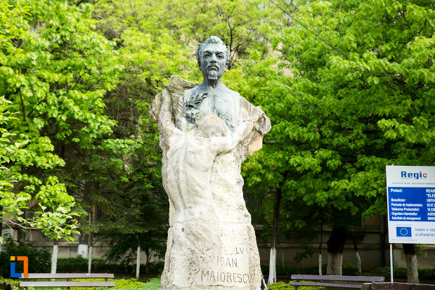 imagine-cu-statuia-lui-ioan-maiorescu-din-craiova-judetul-dolj.jpg