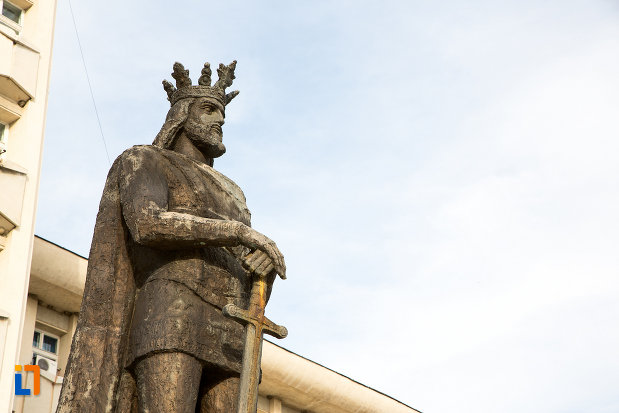 imagine-cu-statuia-lui-mircea-cel-batran-din-targoviste-judetul-dambovita-2.jpg