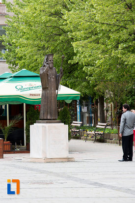 imagine-cu-statuia-lui-miron-costea-din-caransebes-judetul-caras-severin.jpg