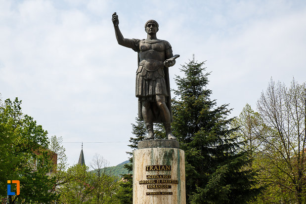 imagine-cu-statuia-lui-traian-din-deva-judetul-hunedoara.jpg