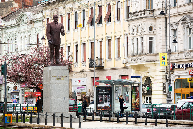 imagine-cu-statuia-lui-vasile-goldis-din-arad-judetul-arad.jpg