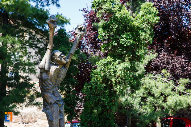 imagine-cu-statuia-omul-tinta-din-timisoara-judetul-timis.jpg