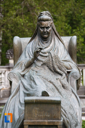 imagine-cu-statuia-reginei-elisabeta-carmen-silva-a-romaniei-din-sinaia-judetul-prahova.jpg