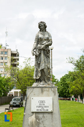 imagine-cu-statuia-zeitei-ceres-din-caracal-judetul-olt.jpg