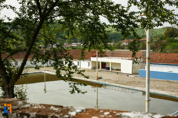 imagine-cu-strandul-cu-apa-sarata-din-ocnele-mari-judetul-valcea.jpg