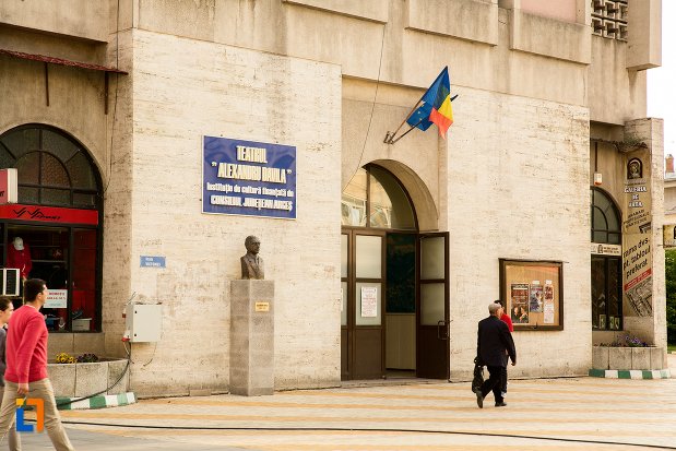 imagine-cu-teatru-si-bustul-lui-alexandru-davila-din-pitesti-judetul-arges.jpg